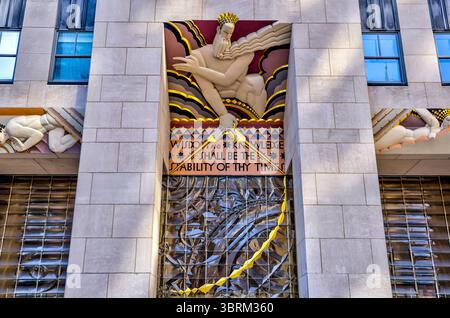 New York, New York - 21 février 2022 : New York, New York - 21 février 2022 : relief sculptural à l'entrée du Rockefeller Center Banque D'Images