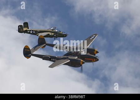 P-38 Lightning avec B-25 Mitchell en vol Banque D'Images