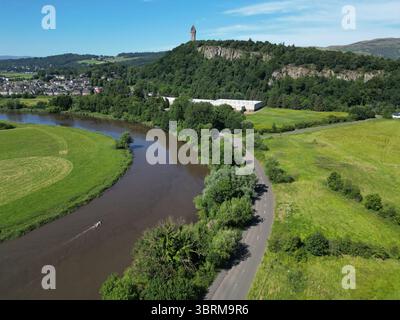 Vue aérienne par drone de la rivière sinueuse Forth et du monument Wallace près de Stirling, en Écosse Banque D'Images