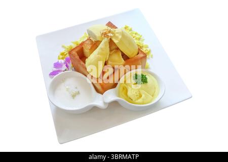 toast carré au miel avec feuille d'or décorative durian fraîche sur le dessus et gelato sur blanc. Banque D'Images