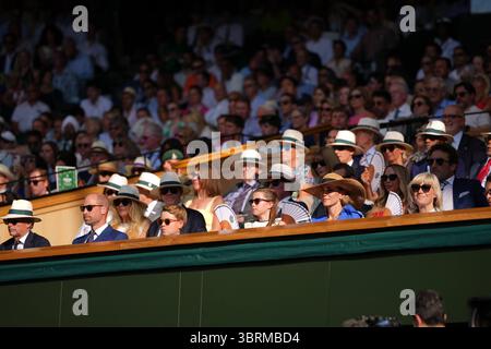 wimbledon 2025 LONDRES, ANGLETERRE - 13 JUILLET : Prince William, Prince de Galles Prince George de Galles, Princesse Charlotte de Galles et Catherine, Princesse de Galles, patronne de l'AELTC dans la Royal Box avant la finale Gentleman's Singles entre Jannik Sinner d'Italie et Carlos Alcaraz d'Espagne le quatorzième jour des Championnats Wimbledon 2025 au All England Lawn Tennis and Croquet Club le 13 juillet 2025 à Londres, Angleterre. (MB Media) crédit : MB Media solutions/Alamy Live News Banque D'Images