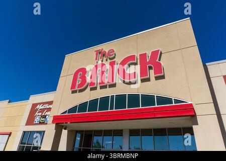 CALGARY, CANADA - le 30 MAI 2025 : vitrine de The Brick à Calgary, un détaillant canadien de meubles, matelas, appareils électroménagers et appareils électroniques ménagers Banque D'Images