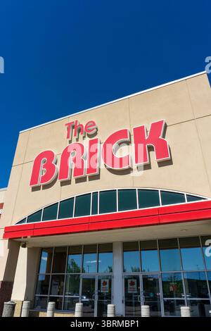 CALGARY, CANADA - le 30 MAI 2025 : vitrine de The Brick à Calgary, un détaillant canadien de meubles, matelas, appareils électroménagers et appareils électroniques ménagers Banque D'Images