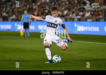 Commerce City, CO, États-Unis. 12 juillet 2025. Le défenseur de Vancouver, Tate Johnson (28 ans), passe la balle lors du match de soccer entre les Whitecaps de Vancouver et les Rapids du Colorado, au Dicks Sporting Goods Park à commerce City, DANS LE COLORADO. Kevin Langley/CSM/Alamy Live News Banque D'Images