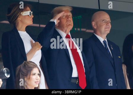 East Rutherford, États-Unis. 13 juillet 2025. Le président Donald Trump (C), la première dame Melania Trump et le président de la FIFA Gianni Infantino écoutent l'hymne national lors de la finale de la Coupe du monde des clubs de la FIFA, au MetLife Stadium à East Rutherford, New Jersey, le dimanche 13 juillet 2025. Photo de John Angelillo/UPI. Crédit : UPI/Alamy Live News Banque D'Images