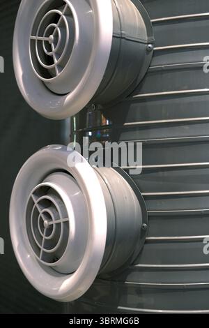 Ventilation industrielle verticale, système de climatisation avec conduits d'air circulaires à l'entrée du centre commercial. Air conditionné dans les grands espaces publics Banque D'Images