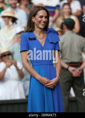 Londres, Royaume-Uni. 13 juillet 2025. Catherine, Princesse de Galles, sourit après le match en simple masculin de Wimbledon le quatorzième jour des Championnats de Wimbledon 2025 à Londres le dimanche 13 juillet 2025. Photo de Hugo Philpott/UPI crédit : UPI/Alamy Live News Banque D'Images