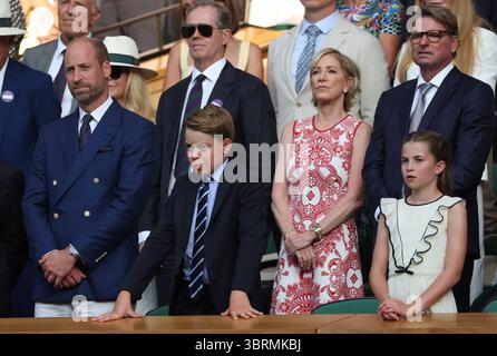 Londres, Royaume-Uni. 13 juillet 2025. William, Prince de Galles, Prince George et Princesse Charlotte claquent Jannik Sinner (non photographié) le vainqueur du match masculin des singles de Wimbledon après avoir battu Carlos Alcaraz au quatorzième jour des Championnats de Wimbledon 2025 à Londres le dimanche 13 juillet 2025. Photo de Hugo Philpott/UPI crédit : UPI/Alamy Live News Banque D'Images