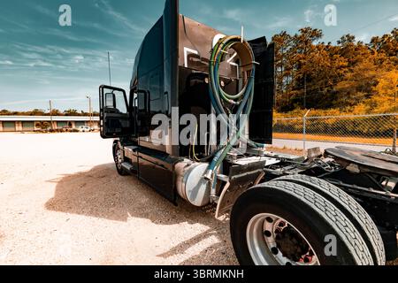 Semi-camion 18 roues puissant garé et prêt pour la route. Véhicule de transport extra-robuste avec détails chromés polis, pneus robustes et aérodynamique Banque D'Images