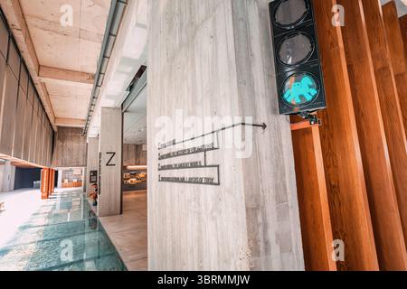 5 mai 2025, Canakkale, Turkiye : Musée de Troie, avec un signal piéton unique mettant en vedette l'emblématique cheval de Troie Banque D'Images