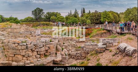 5 mai 2025, Canakkale, Turkiye : touristes marchant sur une passerelle en bois explorant les ruines de l'ancienne ville de Troie en Turquie Banque D'Images