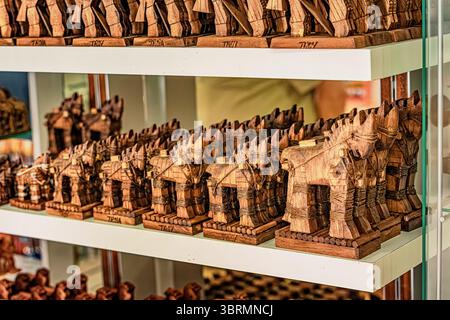 5 mai 2025, Canakkale, Turkiye : des souvenirs de chevaux de Troie se dressent sur une étagère dans une boutique de souvenirs, montrant l'histoire grecque antique Banque D'Images