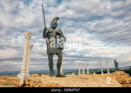 05 mai 2025, Canakkale, Turkiye : statue d'un guerrier de la guerre de Troie avec lance et bouclier, inspirée par Homère Iliad, près de l'ancienne Troie Banque D'Images
