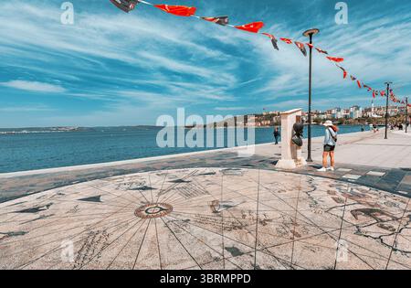 6 mai 2025, Canakkale, Turquie : touriste admirant la carte géante Piri Reis sur la promenade Banque D'Images