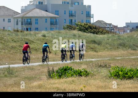 Cyclistes sur le sentier côtier, faisant partie de la route circulaire de Sefton, à Crosby, Merseyside. 13 juillet 2025 Banque D'Images