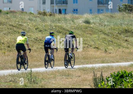 Cyclistes sur le sentier côtier, faisant partie de la route circulaire de Sefton, à Crosby, Merseyside. 13 juillet 2025 Banque D'Images