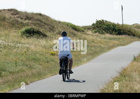 Cyclistes sur le sentier côtier, faisant partie de la route circulaire de Sefton, à Crosby, Merseyside. 13 juillet 2025 Banque D'Images