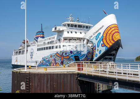 MS Chi-Cheemaun car Ferry 'The Big Canoe' Canadian First Nations Inspired Bow Graphics on the Bow on the Boat, Tobermory Ontario Canada, photo stock Banque D'Images