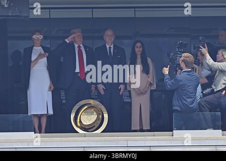 East Rutherford, États-Unis. 12 juillet 2025. (G-d) Melania Trump, épouse de Donald Trump, président des États-Unis Donald Trump, et président de la FIFA Gianni Infantino, lors du match entre le Chelsea FC et le PSG pour la finale de la Coupe du monde des clubs de la FIFA 2025, au MetLife Stadium à East Rutherford, États-Unis, le 12 juillet 2025. Photo : Heuler Andrey/DiaEsportivo/Alamy Live News crédit : DiaEsportivo/Alamy Live News Banque D'Images