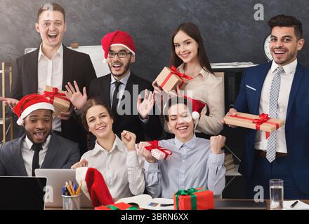 Heureuse équipe d'affaires appréciant la fête de Noël au bureau Banque D'Images