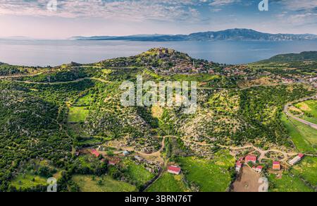 Vue aérienne de la ville antique d'Assos avec ses ruines du temple d'Athéna sur la colline surplombant le golfe d'Edremit au coucher du soleil, Behramkale, Canakkale, Turquie Banque D'Images