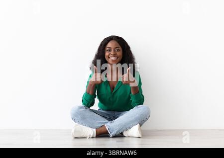 Bonne jeune femme afro-américaine Banque D'Images