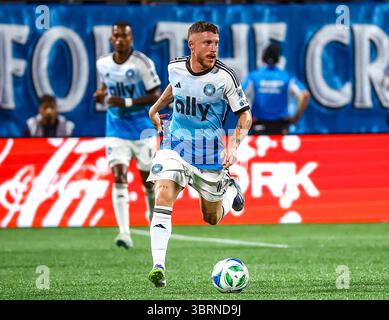 12 juillet 2025 : le milieu de terrain du Charlotte FC Pep Biel (16 ans) amène le ballon sur le terrain. Match de Ligue majeure de football entre le New York FC et le Charlotte FC au Bank of America Stadium, Charlotte, Caroline du Nord. David Beach/CSM Banque D'Images