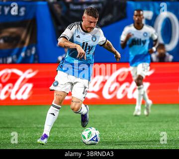 12 juillet 2025 : le milieu de terrain du Charlotte FC Pep Biel (16 ans) amène le ballon sur le terrain. Match de Ligue majeure de football entre le New York FC et le Charlotte FC au Bank of America Stadium, Charlotte, Caroline du Nord. David Beach/CSM Banque D'Images