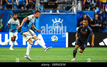 12 juillet 2025 : le milieu de terrain du Charlotte FC Pep Biel (16 ans) frappe le ballon. Match de Ligue majeure de football entre le New York FC et le Charlotte FC au Bank of America Stadium, Charlotte, Caroline du Nord. David Beach/CSM Banque D'Images