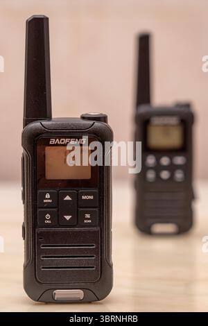 Radios bidirectionnelles gros plan d'un Baofeng Walkie-Talkie et d'un autre en arrière-plan.London-UK Banque D'Images