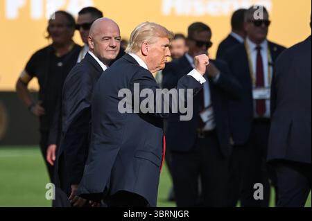 East Rutherford, États-Unis. 13 juillet 2025. Le président américain Donald Trump a vu quitter la cérémonie du trophée de la Coupe du monde des clubs de la FIFA 2025 célébrant la victoire du Chelsea Football Club sur le Paris Saint-Germain (PSG) de France après la finale de la Coupe du monde des clubs de la FIFA au MetLife Stadium, East Rutherford, New Jersey, le 13 juillet 2025. Avec plus de 81 000 spectateurs, le Chelsea FC, d’Angleterre, a battu le Paris Saint-Germain, de France, avec un score de 3-0. (Photo par Anthony Behar/Sipa USA) crédit : Sipa USA/Alamy Live News Banque D'Images