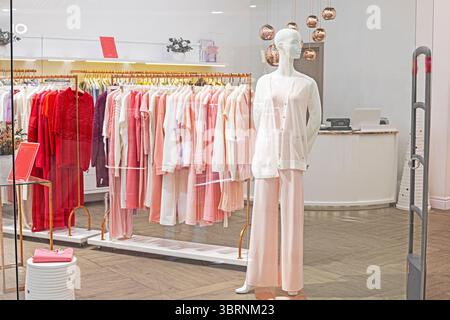 délicats tons roses pastel des vêtements dans la garde-robe des femmes. Tendances Banque D'Images