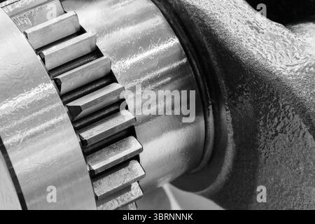 Gros plan d'un engrenage métallique avec un trou noir au milieu. Le trou noir est entouré d'un anneau de métal, ce qui lui donne un appearan unique et intéressant Banque D'Images