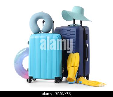 Valises avec accessoires de plage isolés sur fond blanc Banque D'Images
