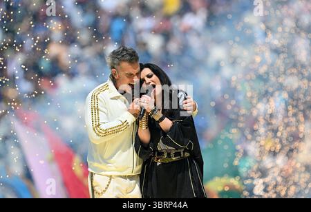 New Jersey, États-Unis. 13 juillet 2025. Les chanteurs se produisent avant le dernier match entre le Chelsea FC (Angleterre) et le Paris Saint-Germain (France) lors de la Coupe du monde des clubs FIFA 2025 au MetLife Stadium, New Jersey, États-Unis, le 13 juillet 2025. Crédit : Wu Xiaoling/Xinhua/Alamy Live News Banque D'Images