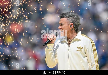 New Jersey, États-Unis. 13 juillet 2025. Un chanteur se produit avant le dernier match entre le Chelsea FC (Angleterre) et le Paris Saint-Germain (France) lors de la Coupe du monde des clubs FIFA 2025 au MetLife Stadium, New Jersey, États-Unis, le 13 juillet 2025. Crédit : Wu Xiaoling/Xinhua/Alamy Live News Banque D'Images