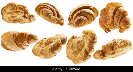 Vue rapprochée d'une collection de croissants fraîchement cuits dans différents types d'angles isolés sur un fond blanc Banque D'Images