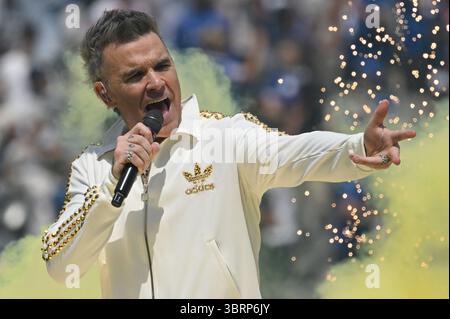 East Rutherford, États-Unis. 13 juillet 2025. La chanteuse Robbie Williams se produit lors des cérémonies d'ouverture de la finale de la Coupe du monde des clubs de la FIFA 2025 entre le Paris Saint-Germain (PSG) et le Chelsea FC (Angleterre), au MetLife Stadium, East Rutherford, New Jersey, le 13 juillet, 2025. Chelsea FC bat le Paris Saint-Germain avec un score de 3-0. (Photo par Anthony Behar/Sipa USA) crédit : Sipa USA/Alamy Live News Banque D'Images