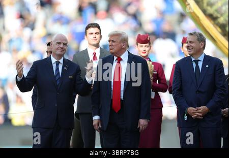 New Jersey, États-Unis. 13 juillet 2025. Le président américain Donald Trump (C) et le président de la FIFA Gianni Infantino (G) assistent à la cérémonie de remise des prix du match final entre le Chelsea FC (Angleterre) et le Paris Saint-Germain (France) lors de la Coupe du monde des clubs de la FIFA 2025 au MetLife Stadium, New Jersey, États-Unis, le 13 juillet 2025. Crédit : Li Ming/Xinhua/Alamy Live News Banque D'Images