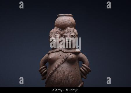 Art tribal africain Mangbetu Terracotta sculpture de jumeaux conjoints Banque D'Images