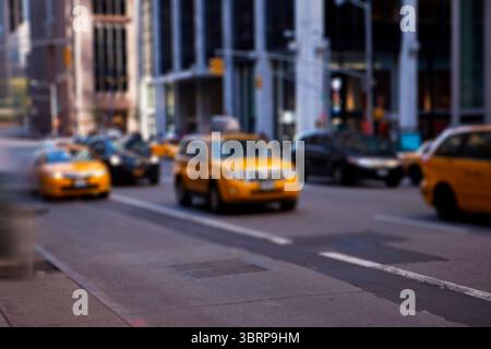 Yellow taxi SUV passe devant les feux de circulation sur l'avenue floue du centre-ville dans un style design plat Banque D'Images