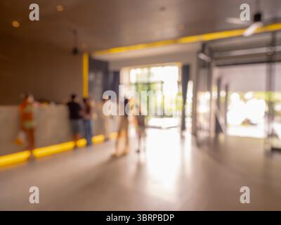 Abstrait, les gens flous s'enregistrent à la réception, le fond d'hôtel intérieur de luxe, les affaires et les voyages sur le concept de vacances d'été. bleu brillant Banque D'Images