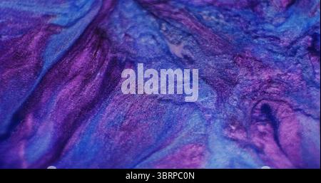 Mélange d'encre. Taches abstraites. Particules d'émulsion liquide d'eau colorée bleu violet flou défocalisé flottant sur fond d'art acrylique. Banque D'Images