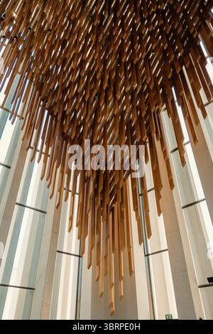 Suspendu structure en bois abstrait dans plafond d'architecture moderne, intérieur moderne de l'église avec poutres en bois et murs de verre Banque D'Images