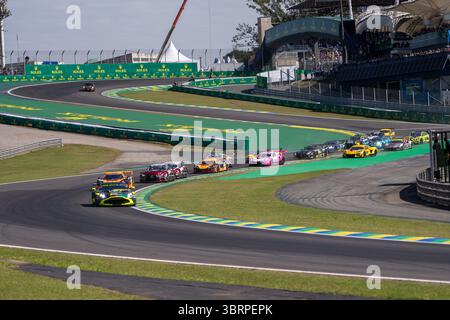 Sao Paulo, Brésil. 13 juillet 2025. SAO PAULO, BRÉSIL - 13 JUILLET : les voitures LMGT3 en action lors du Championnat du monde FIA d'Endurance 6 heures de Sao Paulo 2025 à Autódromo José Carlos Pace le 13 juillet 2025, à Sao Paulo, Brésil. (Photo de Leandro Bernardes/PxImages/SIPA USA) crédit : SIPA USA/Alamy Live News Banque D'Images