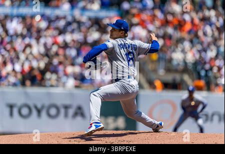 San Francisco, États-Unis. 13 juillet 2025 San Francisco CA, États-Unis le lanceur des Dodgers Yoshinobu Yamamoto (18) délivre le ballon pendant le match MLB entre les Dodgers de Los Angeles et les Giants de San Francisco. L A Dodgers a battu les Giants 5-2 en 11e manche à Oracle Park San Francisco Calif. Thurman James/CSM crédit : Cal Sport Media/Alamy Live News crédit : Cal Sport Media/Alamy Live News Banque D'Images