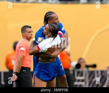 East Rutherford, Vereinigte Staaten. 13 juillet 2025. Malo Gusto (Chelsea FC, #27) und Joao Pedro (Chelsea FC, #20) nach dem Spiel USA, Chelsea FC vs Paris Saint-Germain, FIFA Club World Cup, finale, match 63, 13.07.2025 Foto : Eibner-Pressefoto/Scott Coleman crédit : dpa/Alamy Live News Banque D'Images