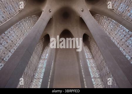 Architecture intérieure de la mosquée moderne avec de grandes arches et des murs à motifs, un mélange d'éléments de design modernes et traditionnels. Aucune personne visible. Banque D'Images
