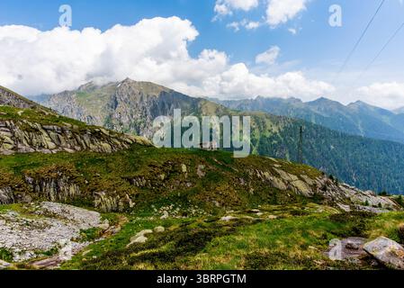Cabane alpine abandonnée et semi-détruite parmi les prairies de pâturage et les sommets de granit du Lagorai à trente en Italie Banque D'Images