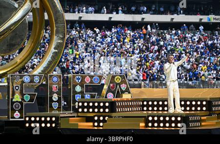 New Jersey, États-Unis. 13 juillet 2025. Performer se produit avant le dernier match entre le Chelsea FC (Angleterre) et le Paris Saint-Germain (France) lors de la Coupe du monde des clubs FIFA 2025 au MetLife Stadium, New Jersey, États-Unis, le 13 juillet 2025. Crédit : Li Rui/Xinhua/Alamy Live News Banque D'Images